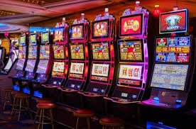 Dealer cantik profesional Live Casino bumi77 sedang membagikan kartu di meja Baccarat